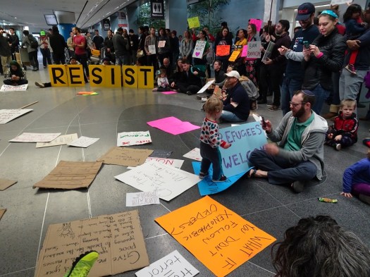 crowd-scene-with-toddler-at-sfo-protest-1-29-17-small